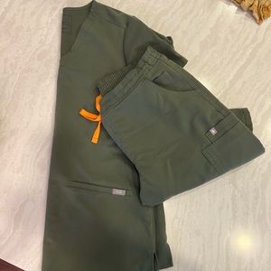 Figs scrub set in Moss.